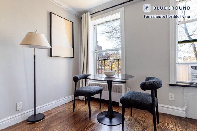 Building Photo - 562 Hudson St