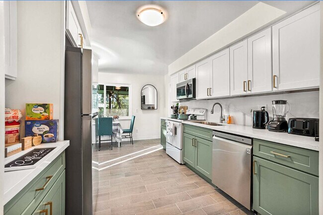 Building Photo - 4989 Randlett Dr