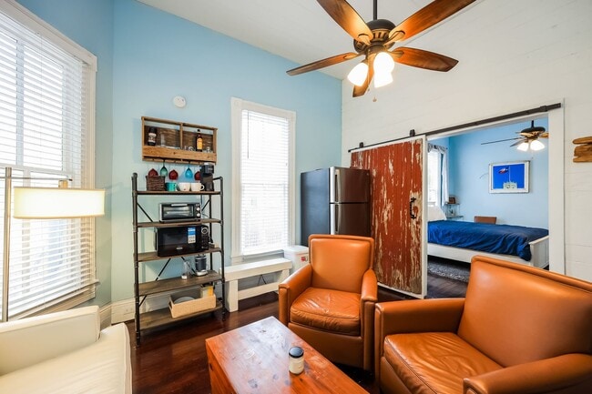 Building Photo - Charmer Close to Downtown!