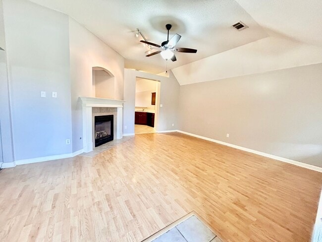 Building Photo - Beautiful 3 Bedroom, 2 Bath Home – Freshly...
