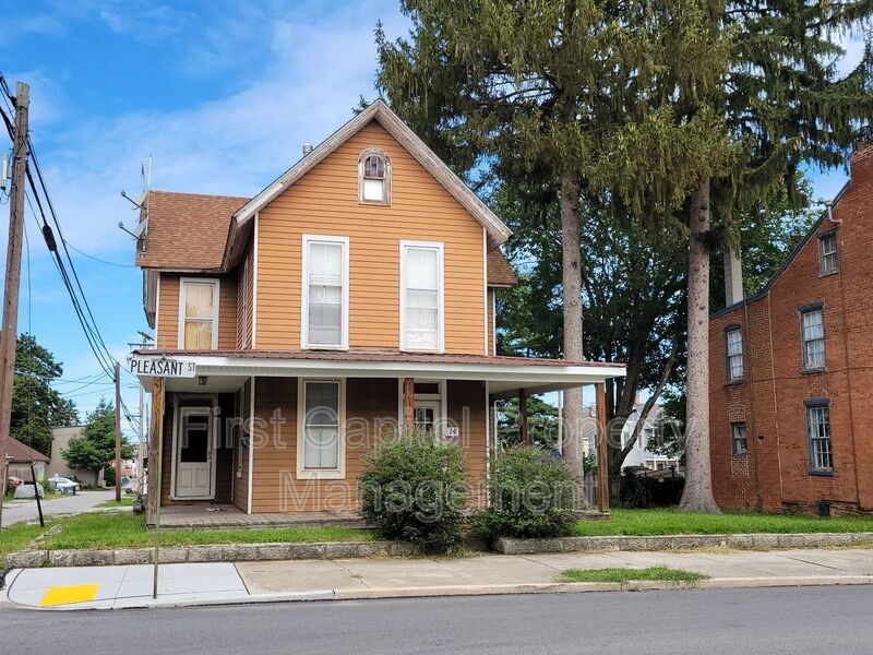 14 Pleasant St, Hanover, PA 17331 House Rental in Hanover, PA
