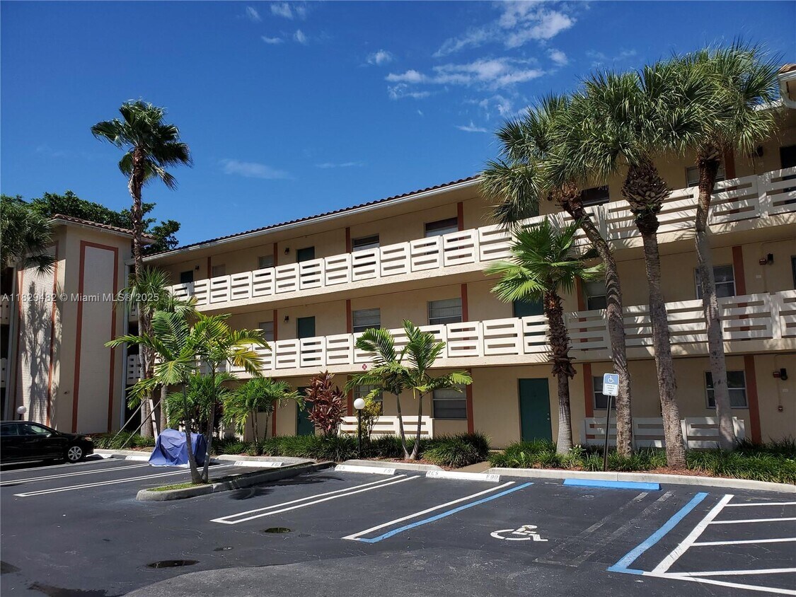 Foto principal - 3212 NW 102nd Terrace