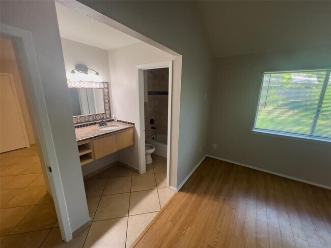 Foto del edificio - 1118 Stoneoak Ln