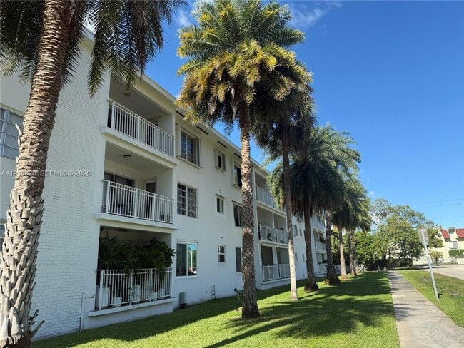 Building Photo - 1631 NE 114th St