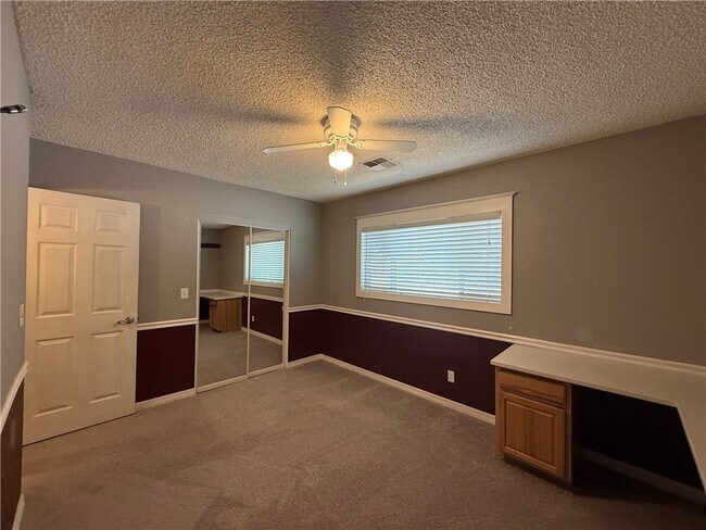 Building Photo - 760 Crestwood Dr