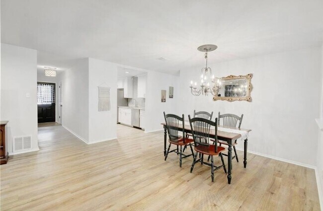 Foto del edificio - Spacious House with Beautiful Yard in Austin