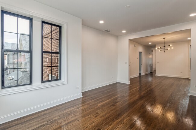 Building Photo - 2641 N Avers Ave