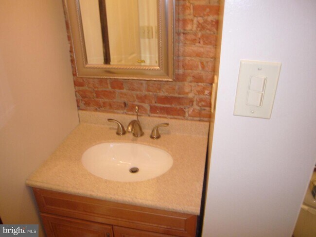 Building Photo - 209 W Chestnut St