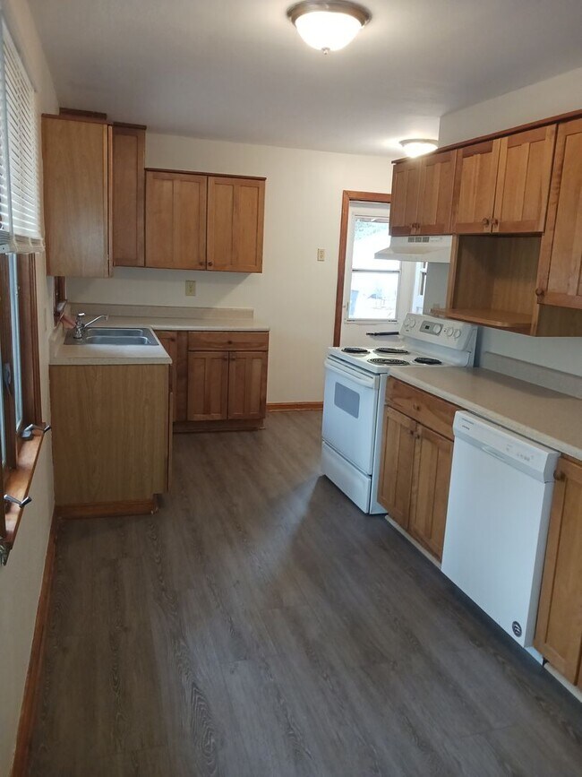 Foto del edificio - Beautiful 2 bed 2 bath home with large lot and 2 car garage