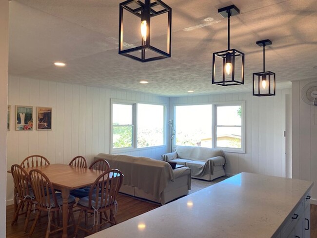 Building Photo - Kaumana Terrace! Furnished With Ocean Views!
