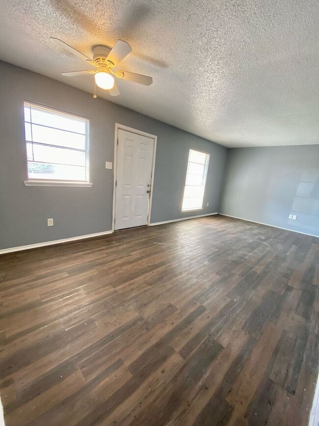 Building Photo - $0 First Month's Rent / $0 Deposit at Move-in