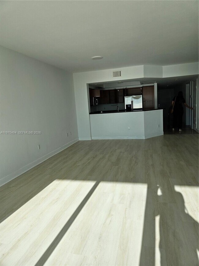 Foto del edificio - 15051 Royal Oaks Ln
