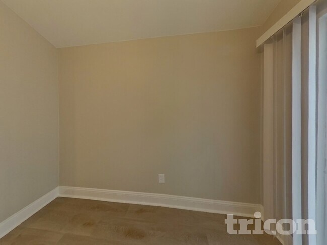 Foto del edificio - 523 Red Coat Ln