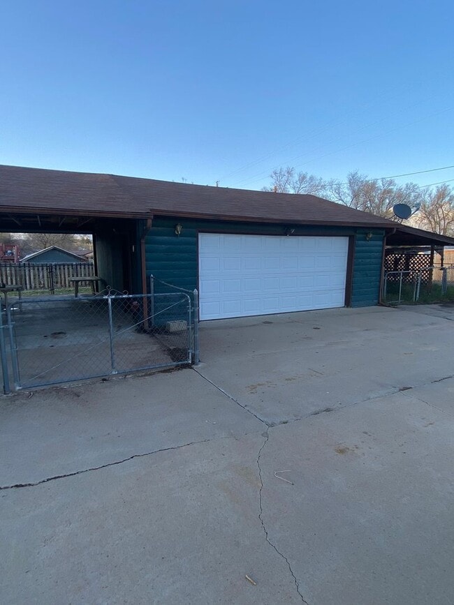 Building Photo - Large corner lot north of town