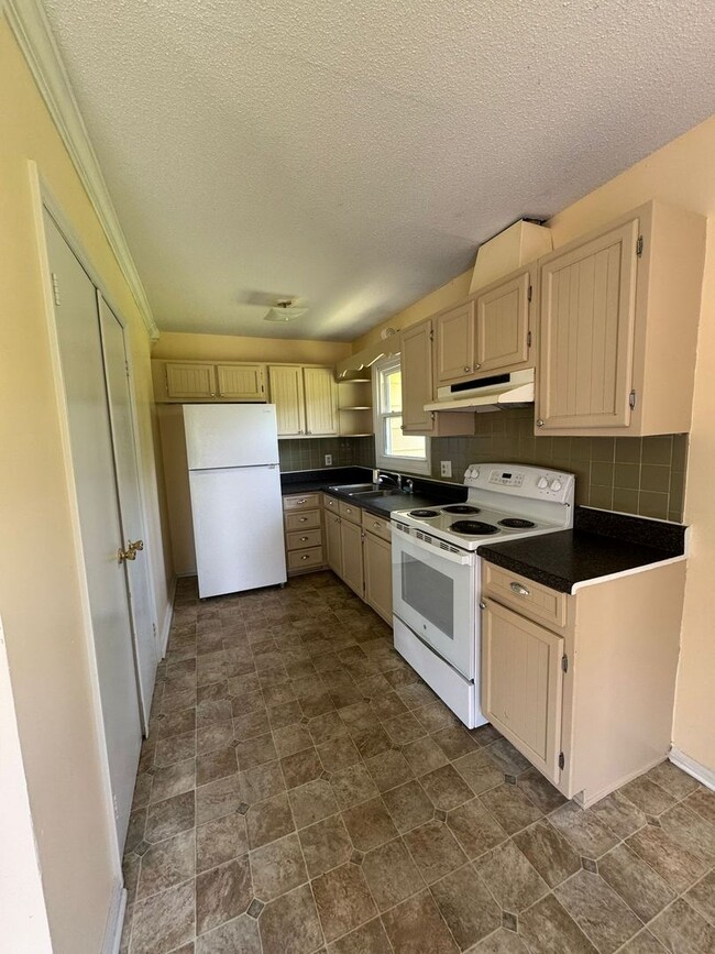 Building Photo - Beautiful 3 bedroom 1.5 baths Brick Ranch