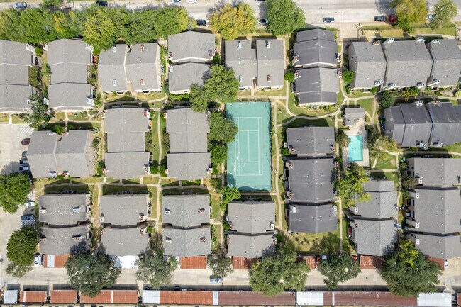 Cuarentena - Forum Park Townhomes III