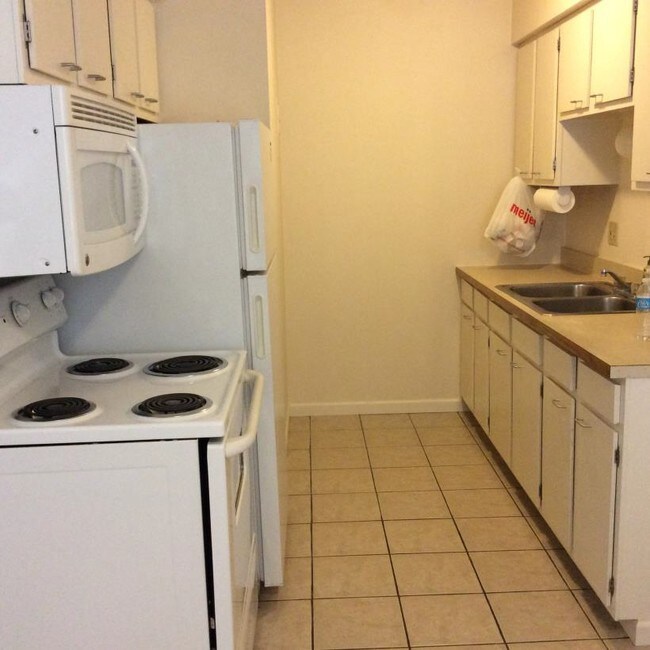 Interior Photo - Shiawassee Apartments LLC (723 W Shiawasse...