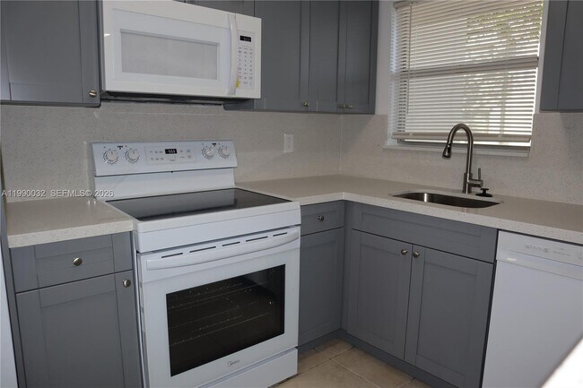 Foto del edificio - 8500 Sunrise Lakes Blvd