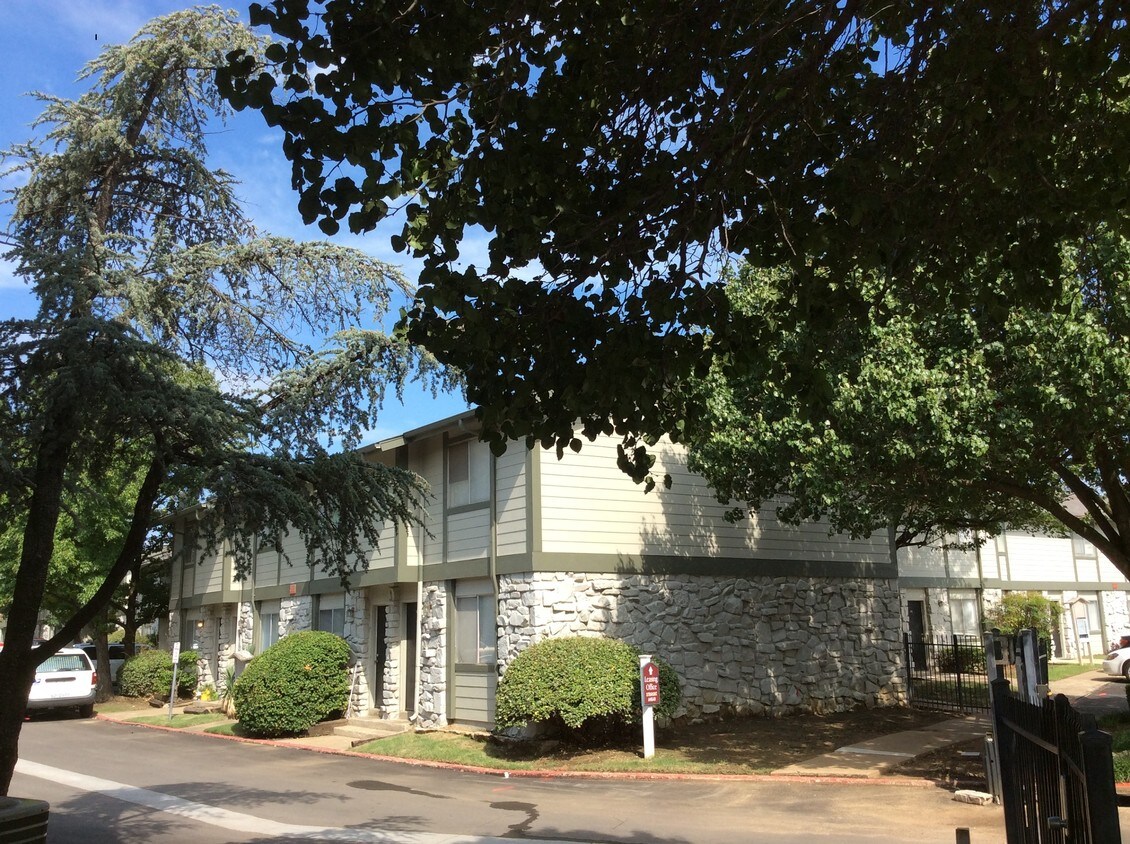 Lakewood Gardens - 3272 S Lakewood Ave Tulsa, OK 74135