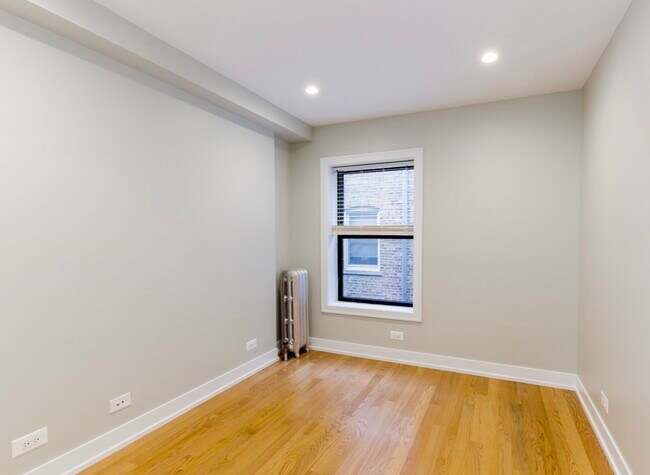 Building Photo - 561 W Cornelia Ave