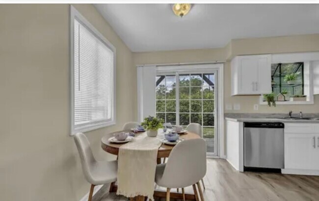 Kitchen Nook - 4141 Spirea Dr