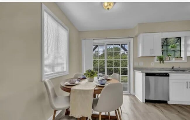 Kitchen Nook - 4141 Spirea Dr