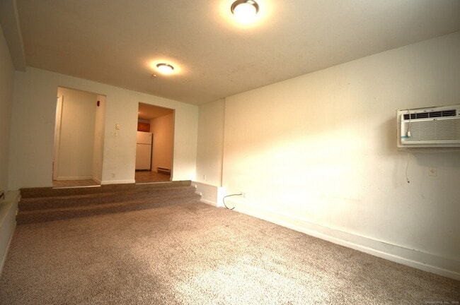 Building Photo - 949 Pleasant Valley Rd