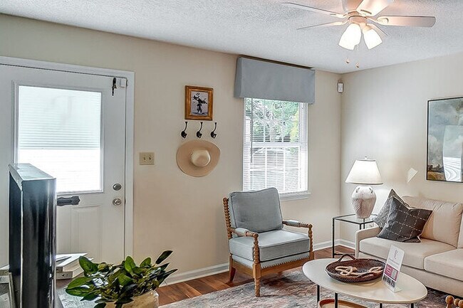 Foto del edificio - Your New Townhome Awaits at Davis Crossing!