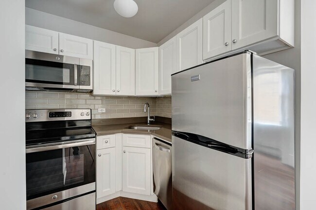 Building Photo - 818 W Lakeside Pl