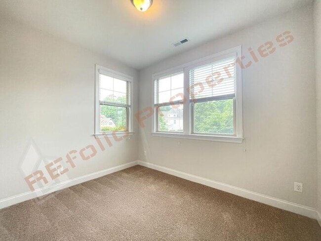 Building Photo - Brand New Carpet and Fresh Paint! Charming...