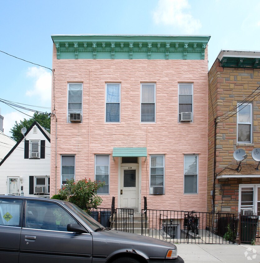 224 69th St, Guttenberg, NJ 07093 Apartments in Guttenberg, NJ
