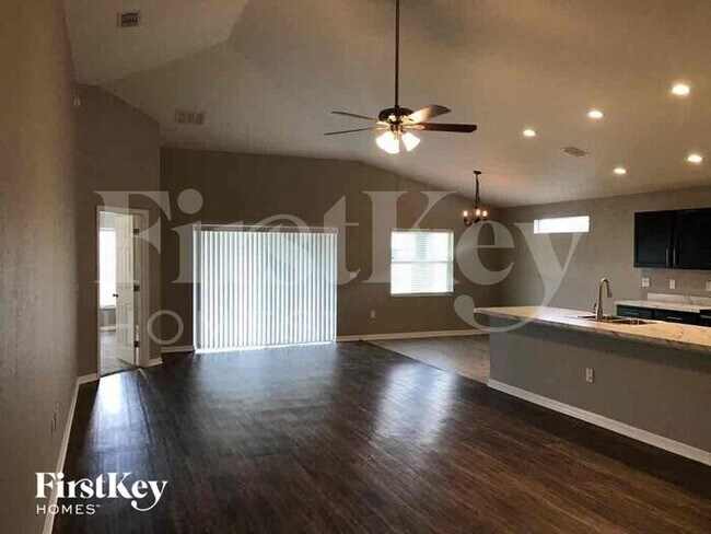 Building Photo - 2600 Sanderling St