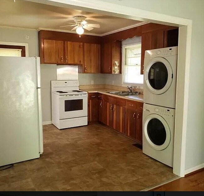 Foto del edificio - 215 Dixon Cir