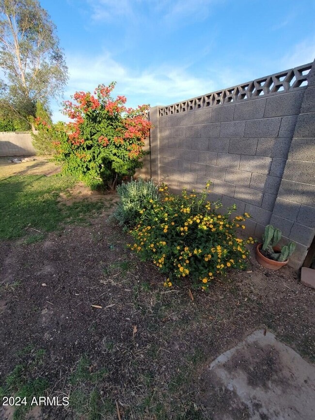 Building Photo - 1341 W Shannon St