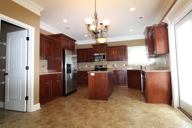 Building Photo - 702 English Oak Dr