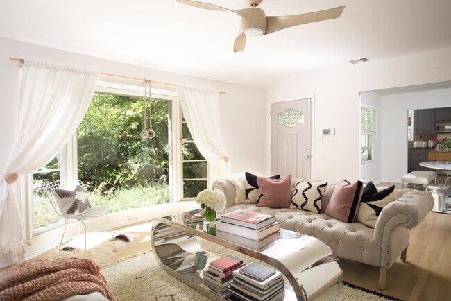 Foto del edificio - Fully Furnished Hollywood Hills Retreat | Private, Gated, Monthly Rental