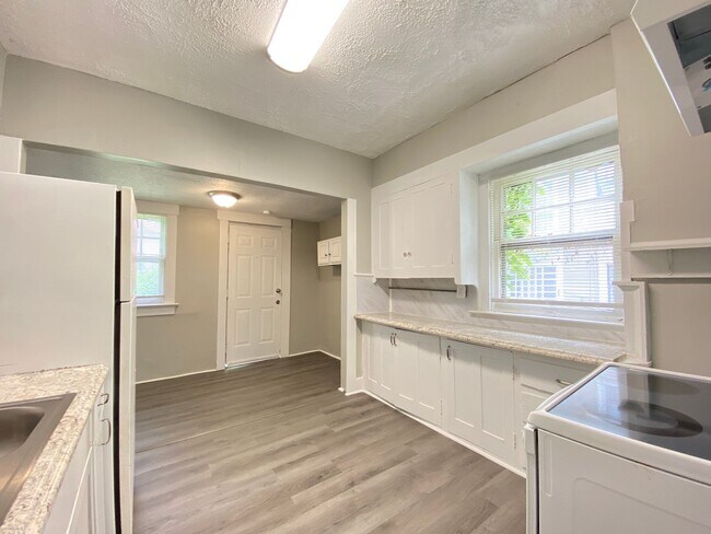Building Photo - 121-125 W Parkwood Dr