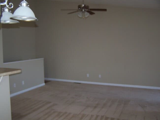 Building Photo - 3 bed, 2 bath, 2 car garage townhouse w/ b...