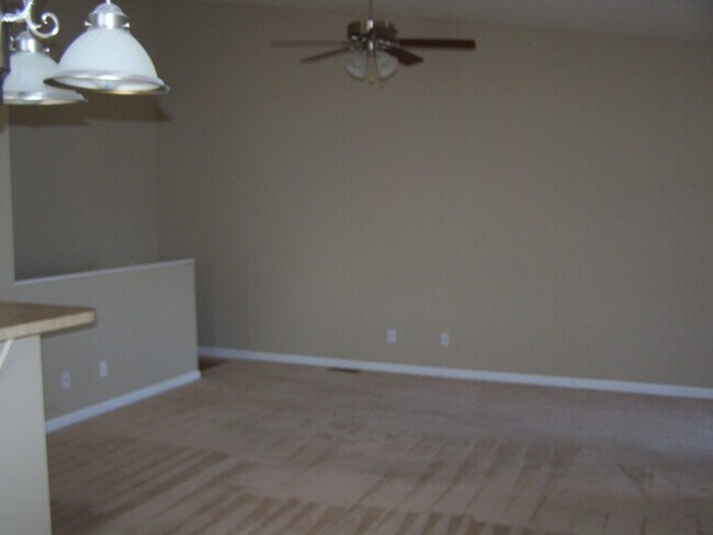 Foto del edificio - 3 bed, 2 bath, 2 car garage townhouse w/ b...