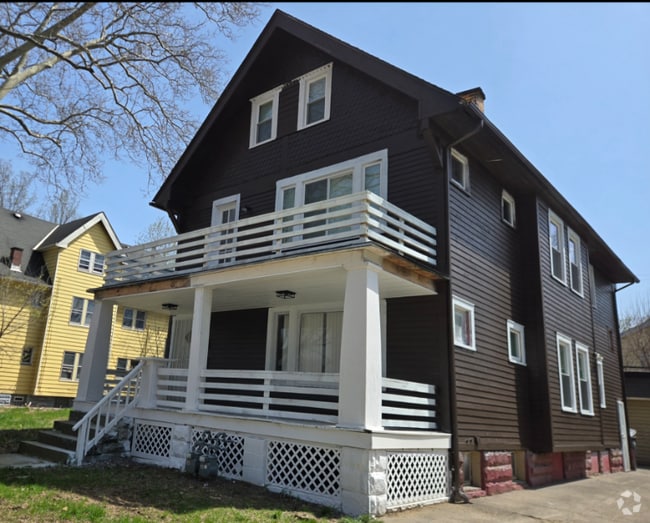 Building Photo - 9024 Yale Ave