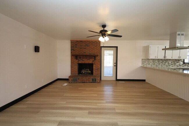 Foto del edificio - 4018 N Oak Street Extension