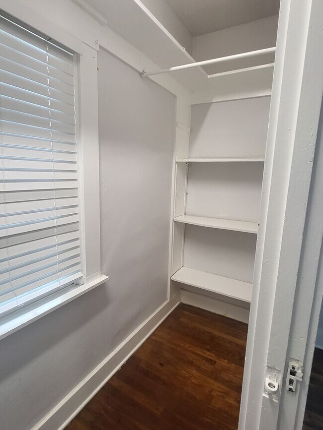 Foto del edificio - Large 1/1 Duplex - Great Location - Update...