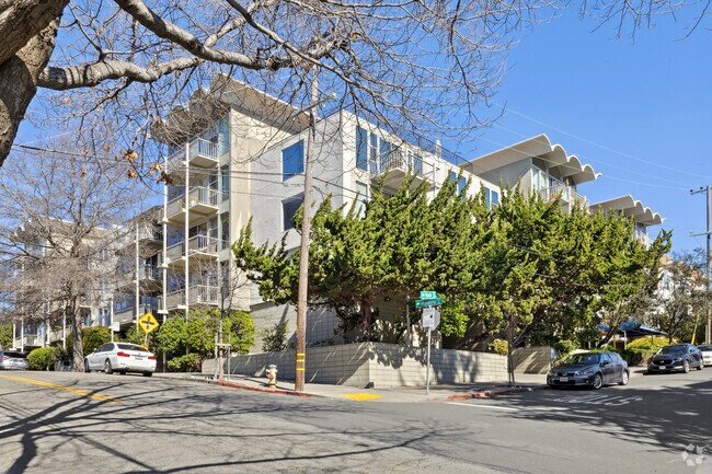 Building Photo - 811 York St