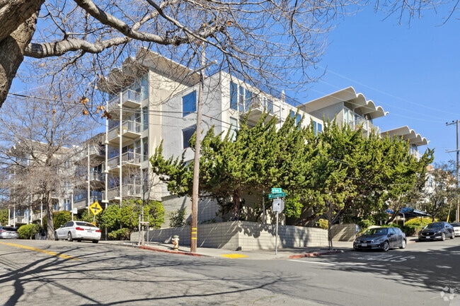 Building Photo - 811 York St