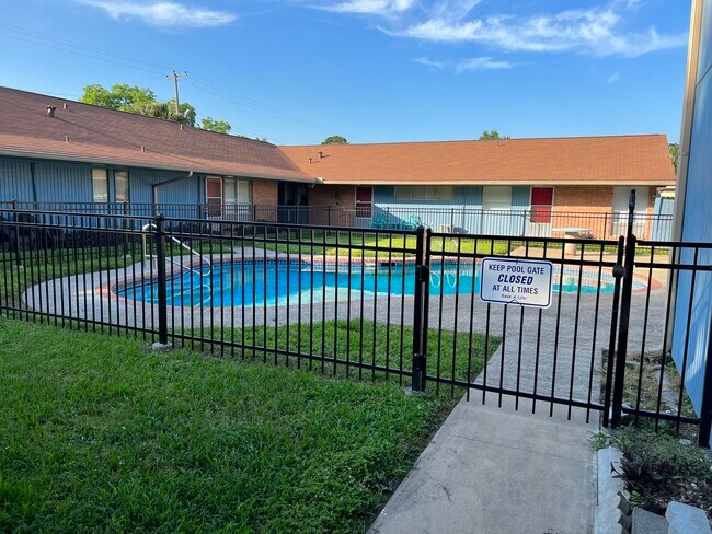 ¡Piscina atractiva! - Whispering Oaks Apartment Homes El Campo