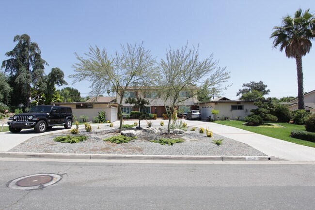 Foto del edificio - 8372 Bonnie Brae Dr