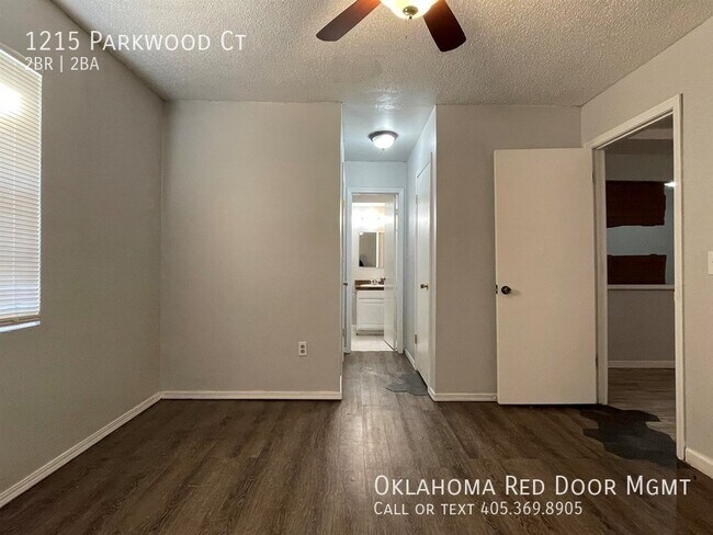 Foto del edificio - 1215 Parkwood Ct