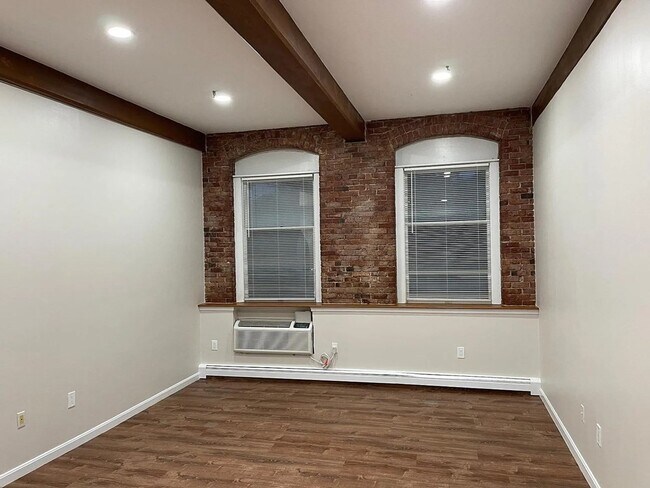 Building Photo - 402 River St