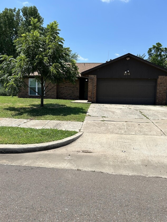 Primary Photo - 214 Falcon Ct