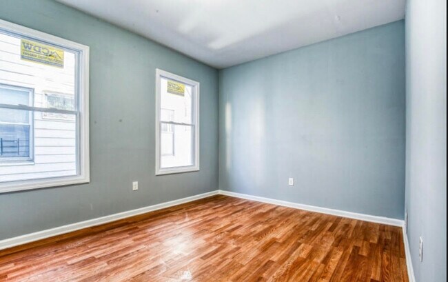 Building Photo - 52 Montrose Ter